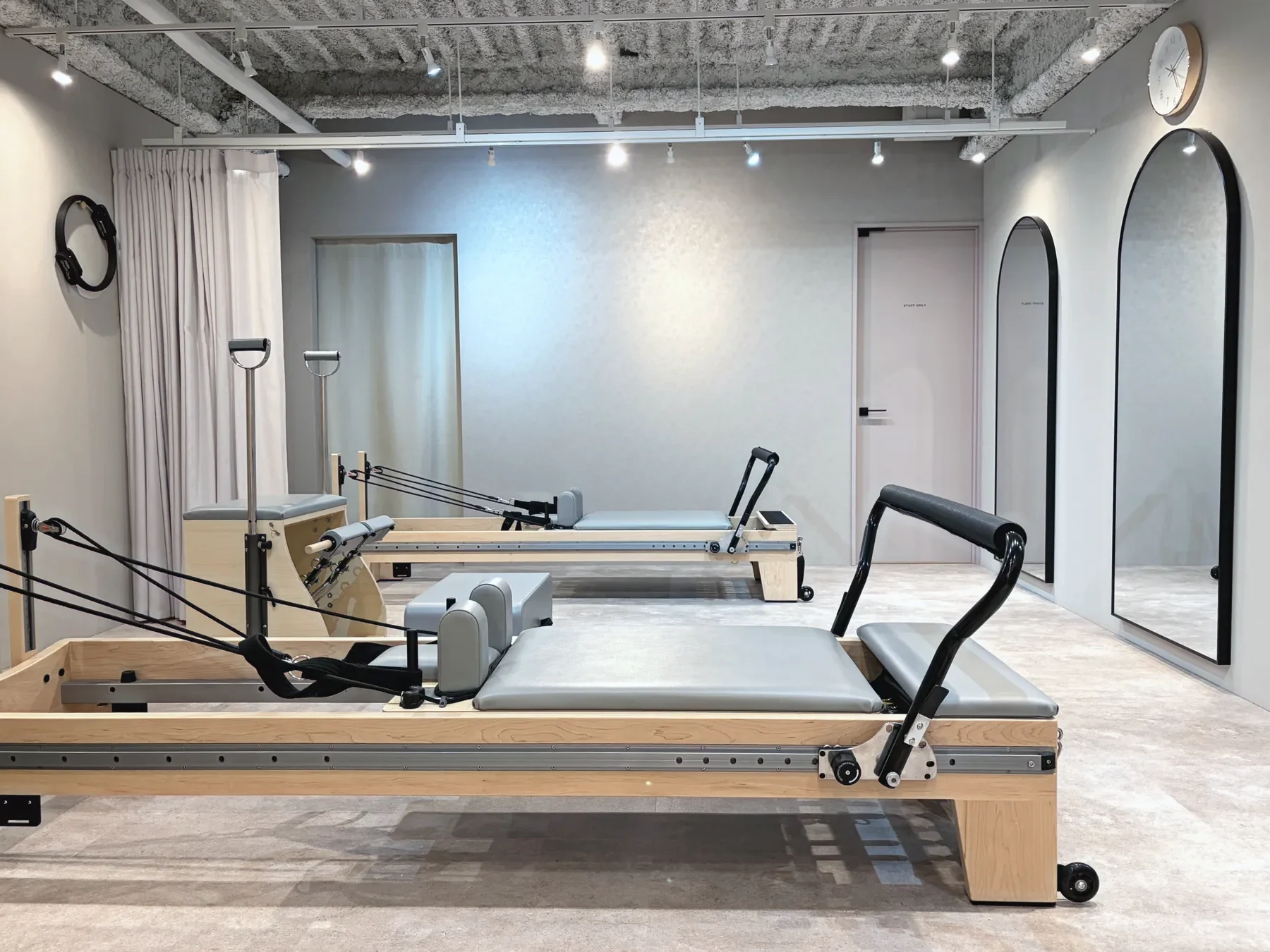 SUAI PILATES 仙川店の店内。リフォーマーが並ぶ明るいスタジオ