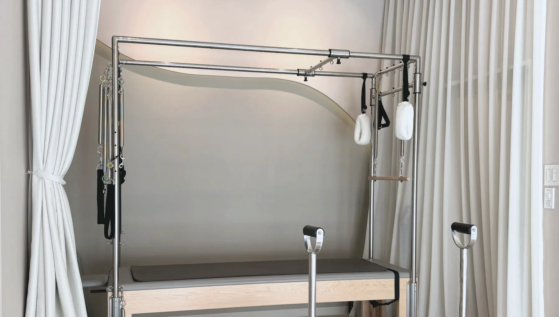 SUAI PILATES 新丸子武蔵小杉店の店内。キャデラックが置かれたスタジオ