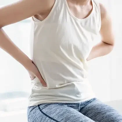 腰に手を当てる女性