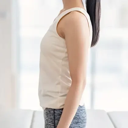 横から見た女性の立ち姿勢